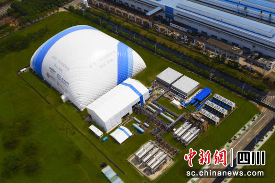 项目像一座蓝白相间的“小山”。z6尊龙·凯时(中国区)官方网站汽轮机 供图
